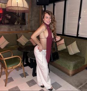 664496773: Chica busca chico en Madrid