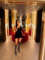 664700363: Chica busca chico en Sevilla