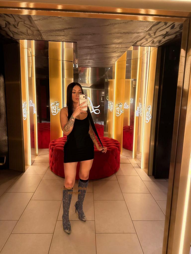 664700363: Chica busca chico en Sevilla