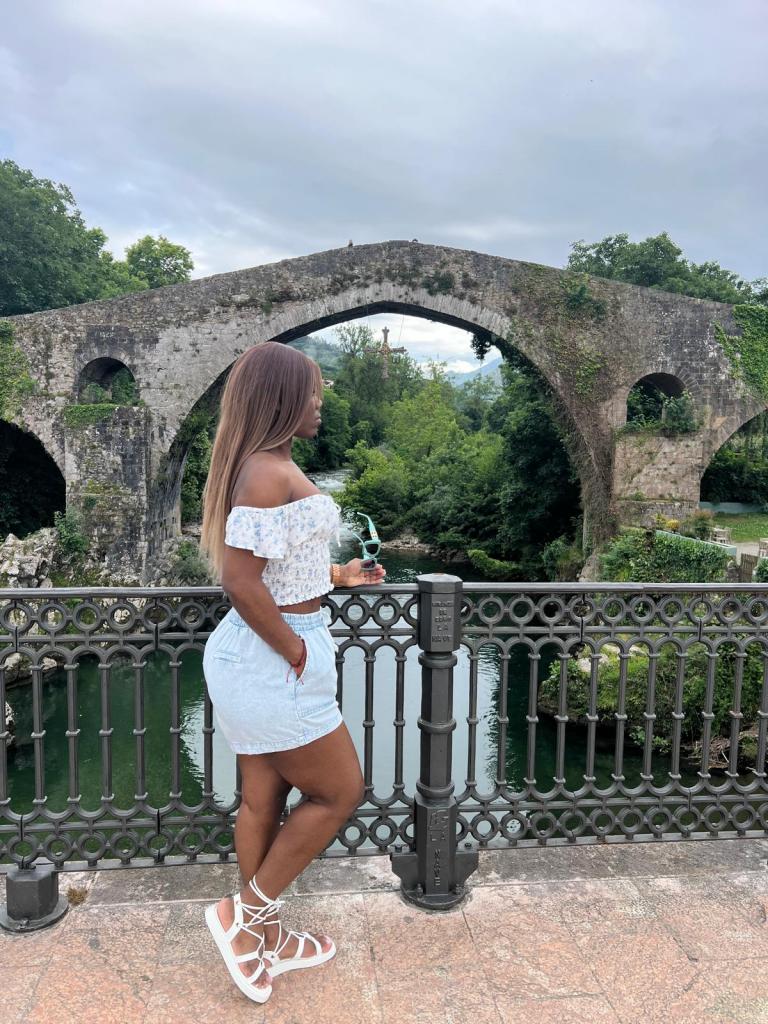 615452079: Chica busca chico en Cantabria