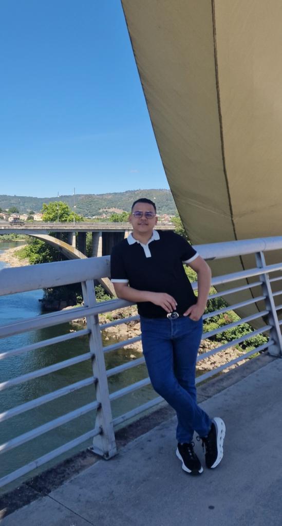 614249986: Chico busca chica en La Coruña