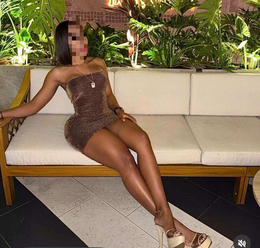 605877477: Chica busca chico en Sevilla