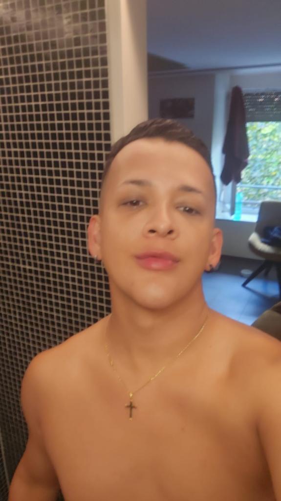 630810339: Chico busca chica en Barcelona