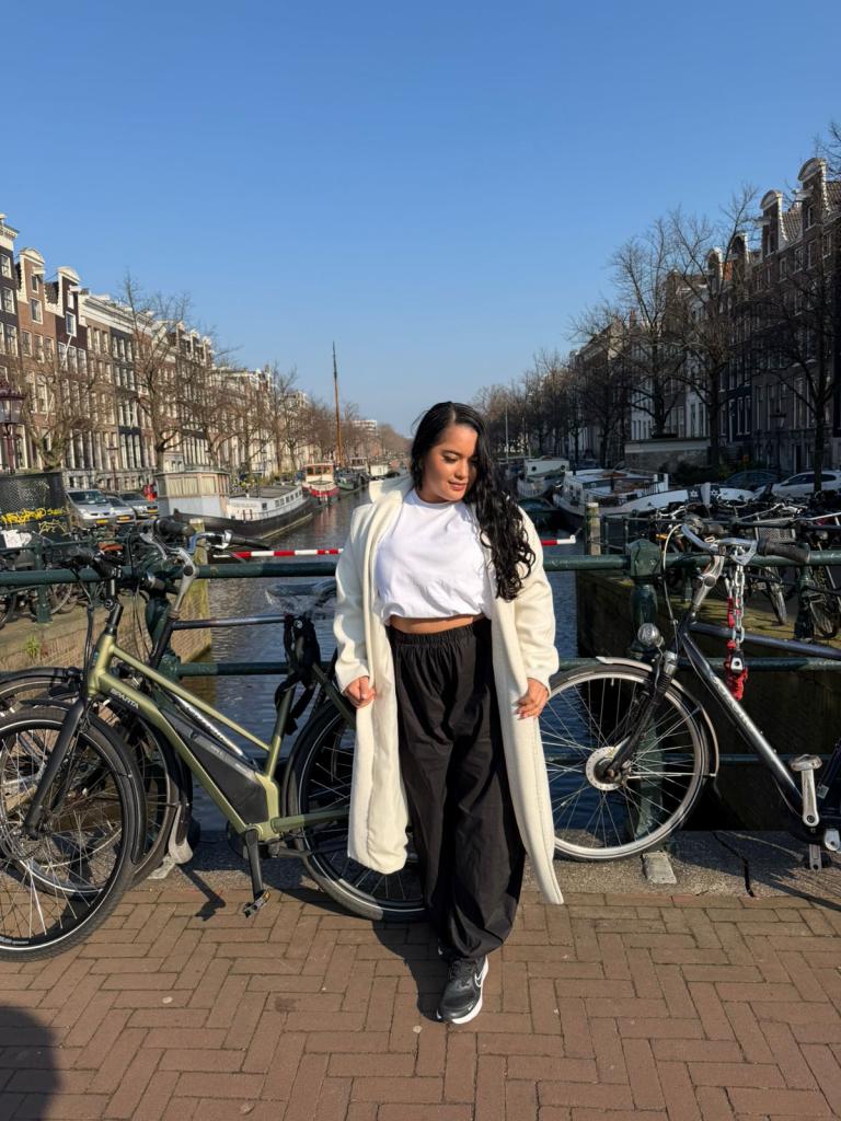 745026538: Chica busca chico en Gerona