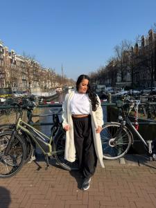 745026538: Chica busca chico en Gerona