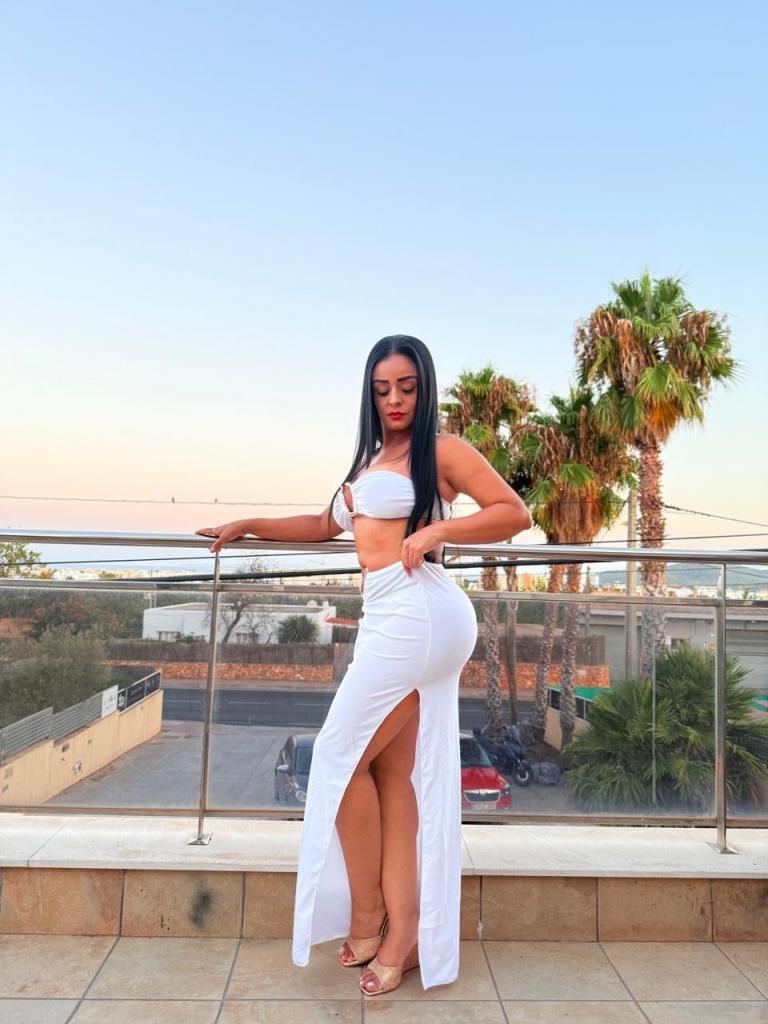 631443241: Chica busca chico en Ibiza