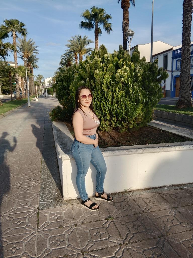 658359621: Chica busca chico en Cádiz