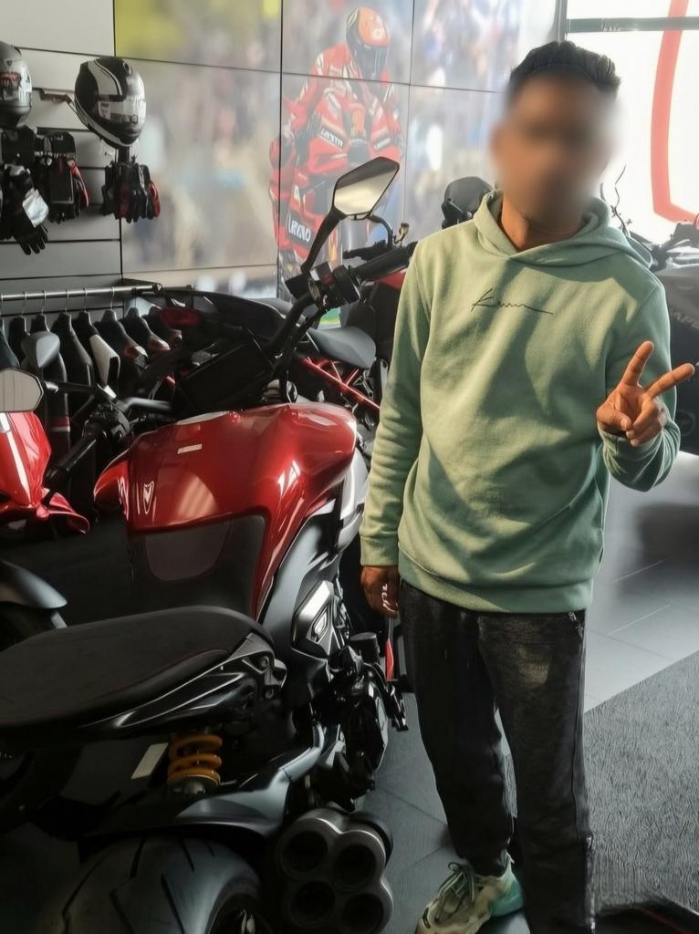 613863360: Chico busca chica en La Coruña