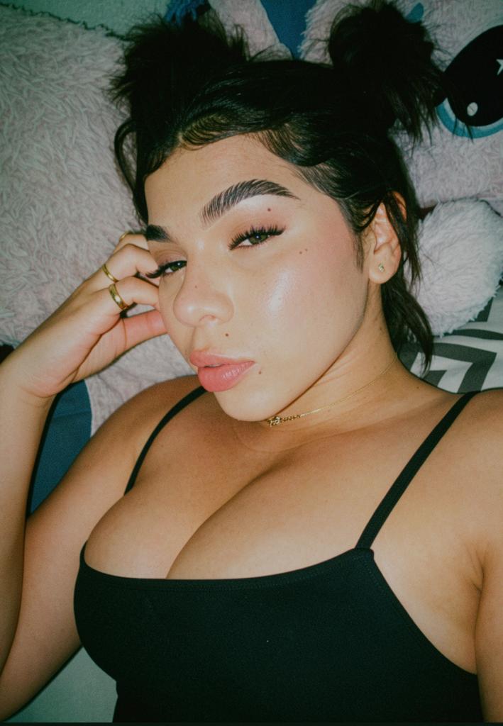 607239707: Chica busca chico en Barcelona