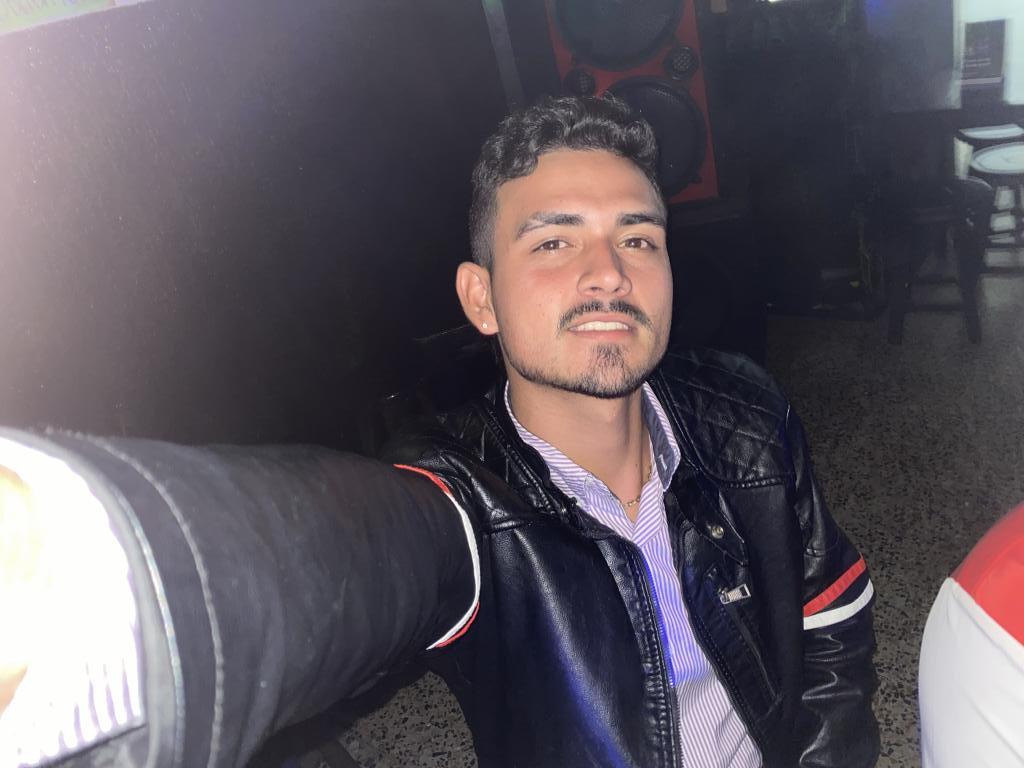 Chico busca chica en Sevilla: 