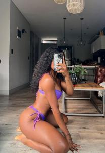 633682524: Chica busca chico en Barcelona