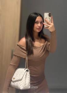 674624205: Chica busca chico en Barcelona