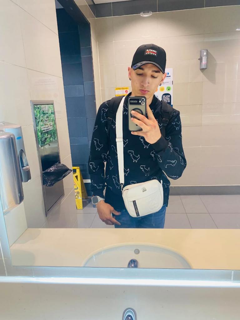 667795050: Chico busca chica en Cádiz