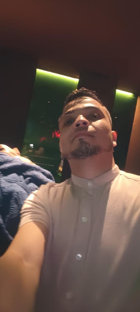 Chico busca chica en Sevilla: 