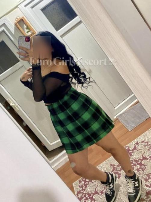 613858430: Chica busca chico en Sevilla