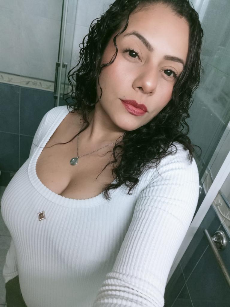 613849347: Chica busca chico en Sevilla