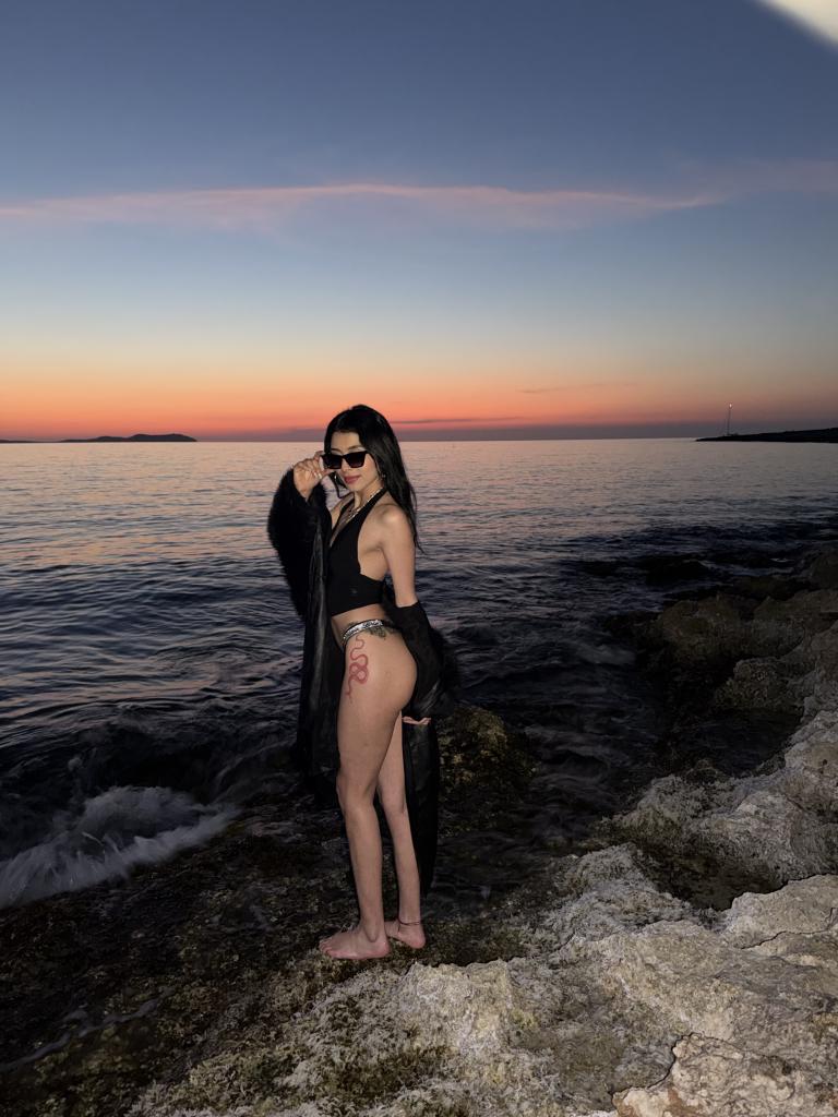 Chica busca chico en Ibiza: 