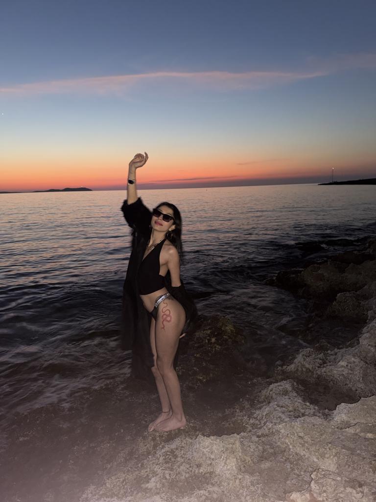 Chica busca chico en Ibiza: 