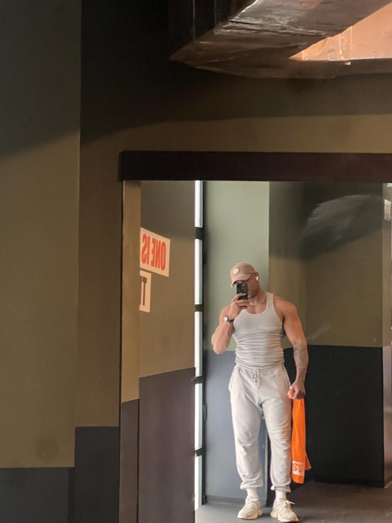 Chico busca chica en Sevilla: 