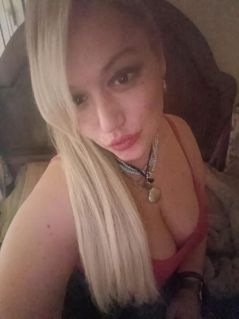 613958151: Chica busca chico en La Coruña