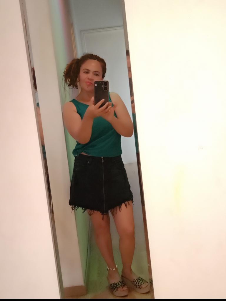 610739471: Chica busca chico en Barcelona