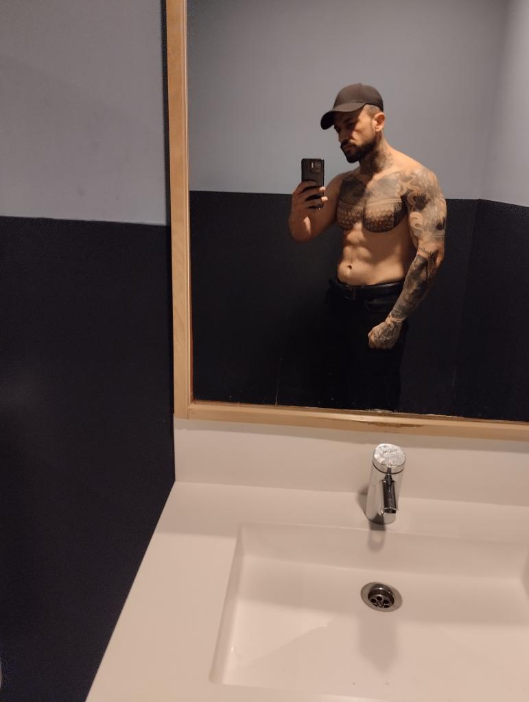 Chico busca chica en Sevilla: 