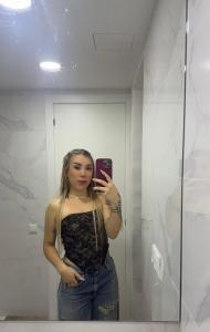 647751623: Chica busca chico en Barcelona