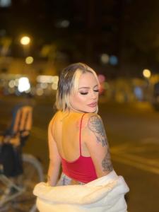 661629375: Chica busca chico en Barcelona