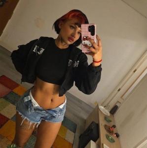 632863943: Chica busca chico en Madrid