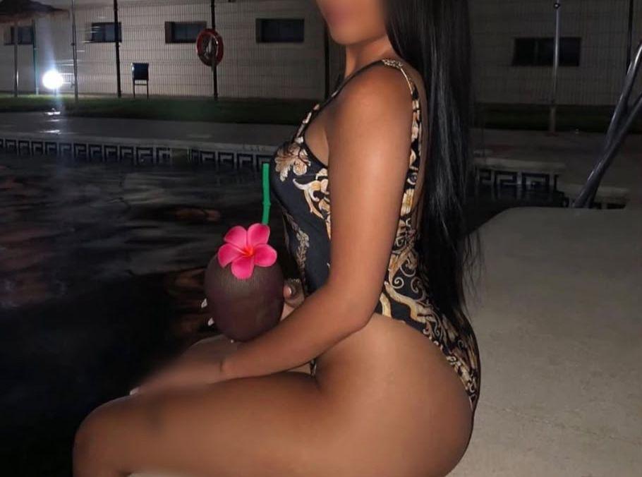 647359515: Chica busca chico en Sevilla