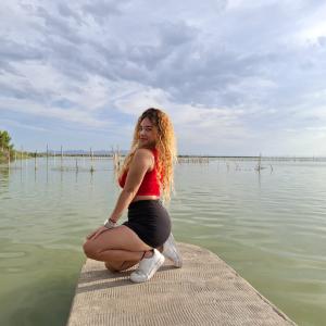 647019095: Chica busca chico en Valencia