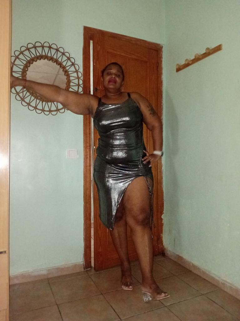 695980486: Chica busca chico en Sevilla