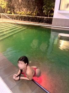 614498695: Chica busca chico en Gerona