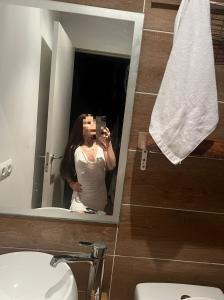 666574769: Chica busca chico en Ibiza
