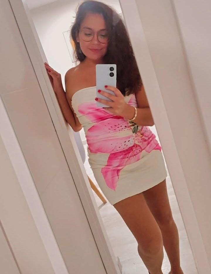697734316: Chica busca chico en Málaga