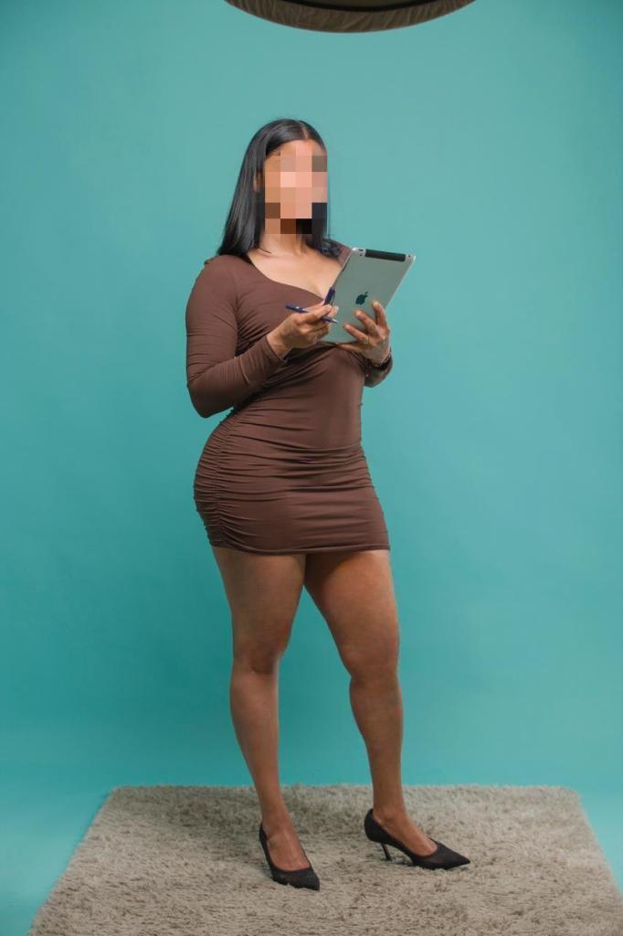 694233505: Chica busca chico en Barcelona