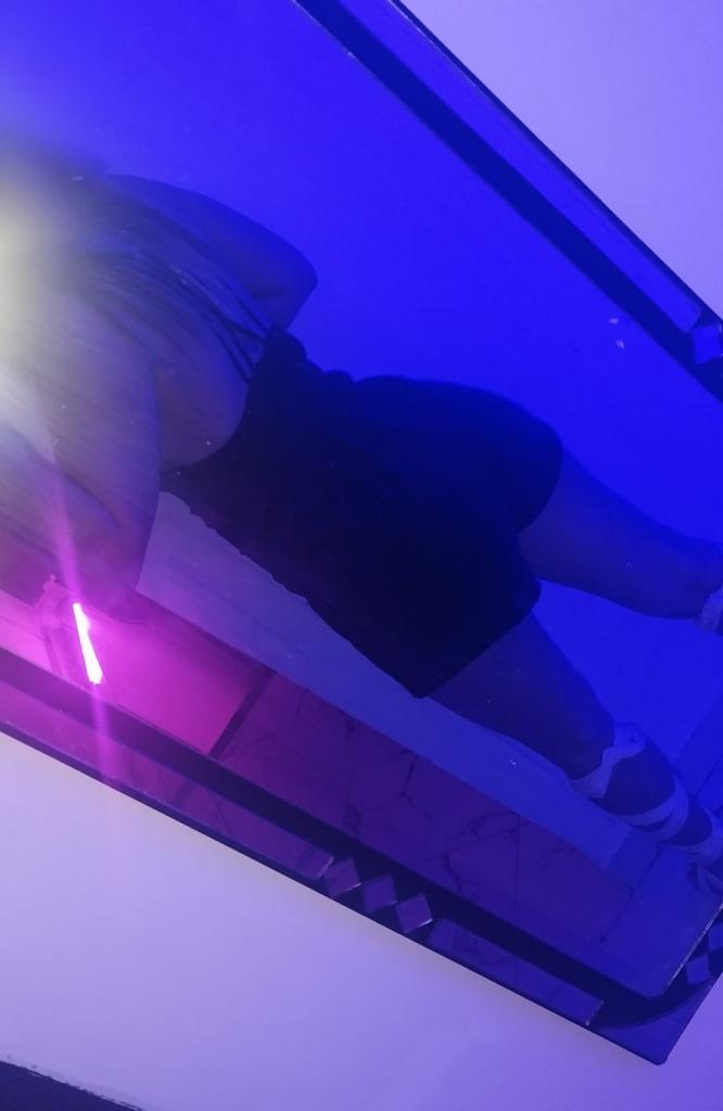 697249945: Chica busca chico en Barcelona
