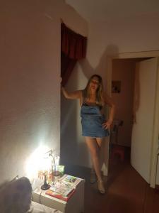 663377706: Chica busca chico en Gerona