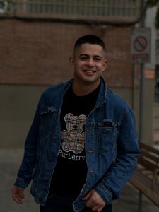 662557072: Chico busca chica en Barcelona