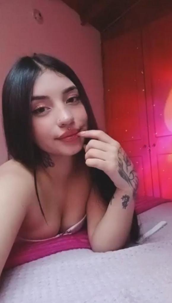 613764380: Chica busca chico en Navarra