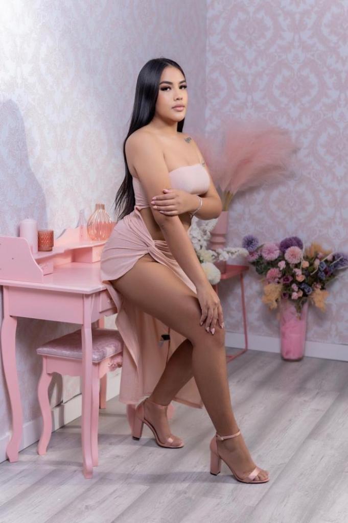 647082571: Chica busca chico en Barcelona