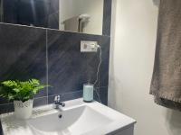 604866481: Chica busca chico en Madrid