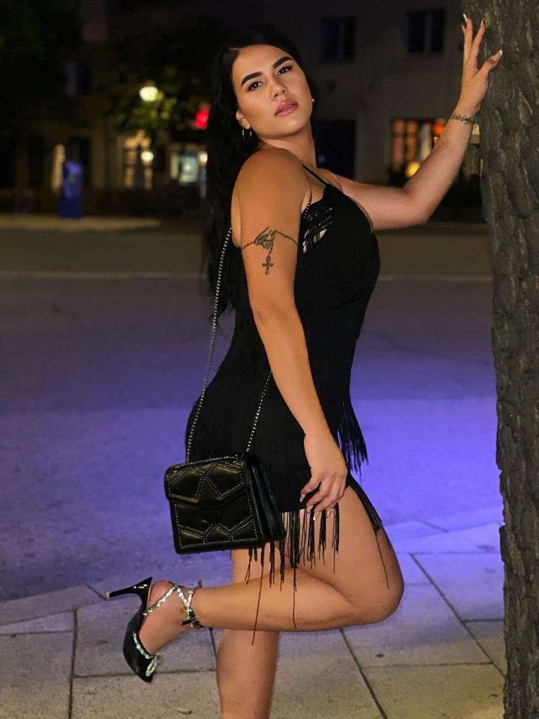 614481249: Chica busca chico en Barcelona