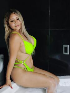 664195542: Chica busca chico en Barcelona