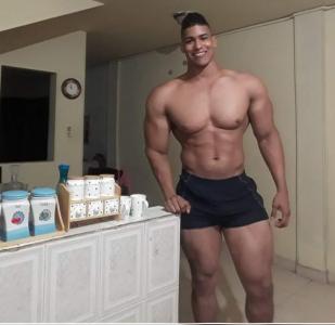 658285591: Chico busca chica en Sevilla