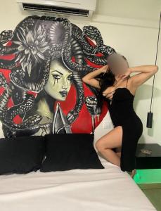 647315397: Chica busca chico en Madrid