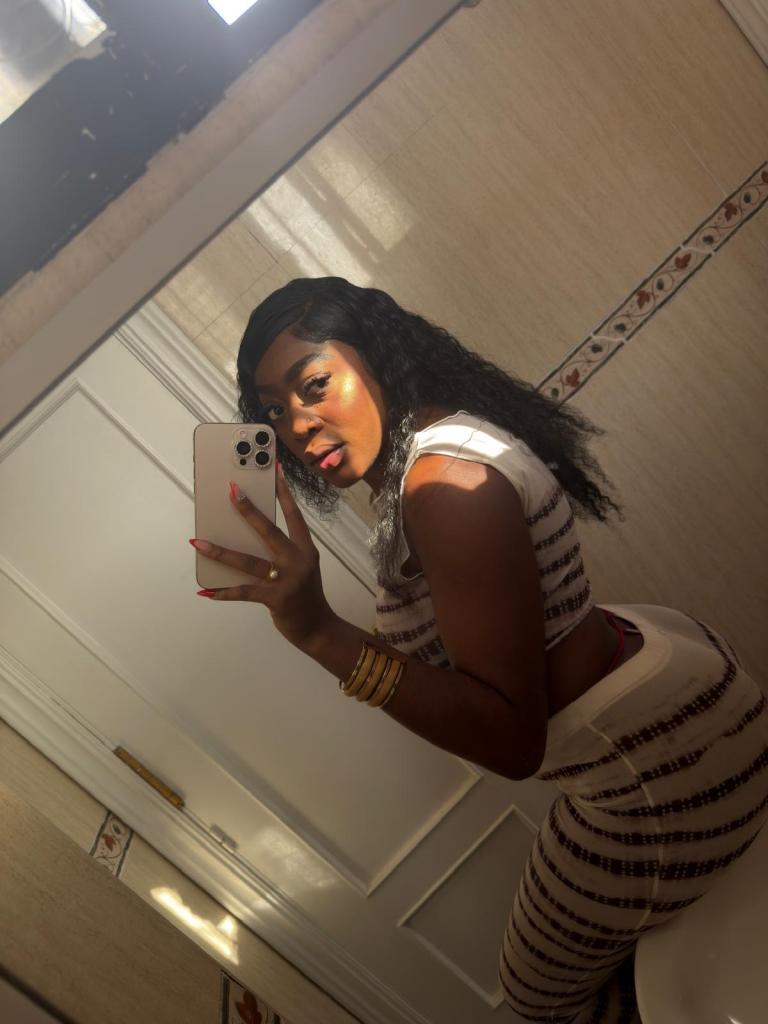 627596567: Chica busca chico en Sevilla