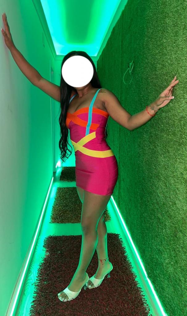 664556175: Chica busca chico en Sevilla