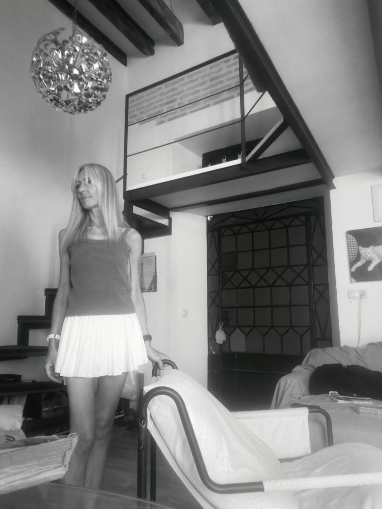 665934141: Chica busca chico en Sevilla