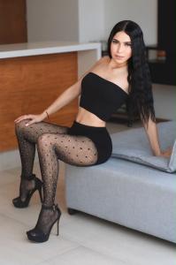 745002657: Chica busca chico en Ibiza
